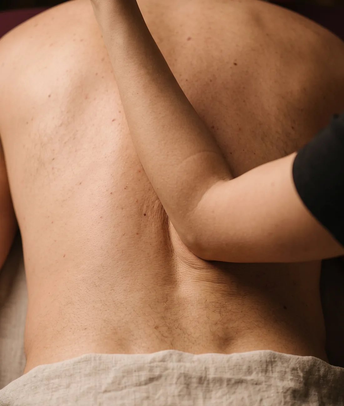 Pression profonde sur les muscles du haut du dos